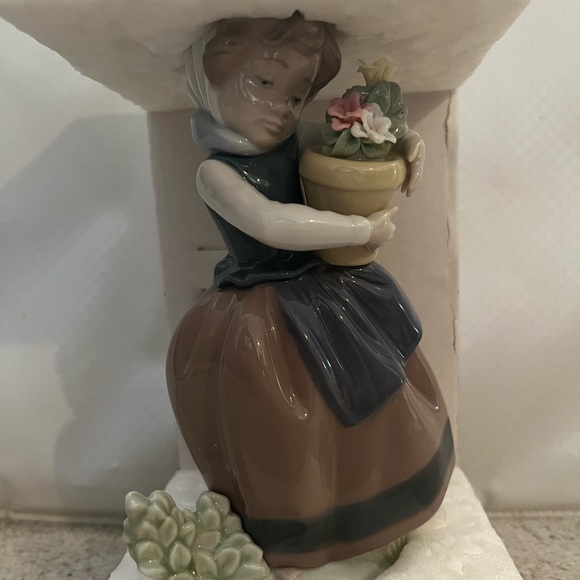 LLADRO Linda Con Maceta Spring is Coming - Picture 7 of 14